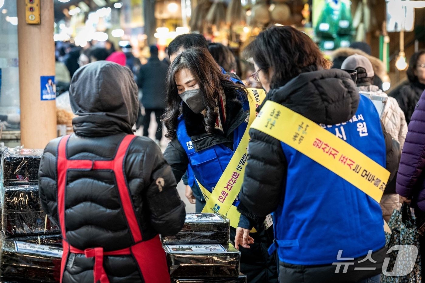 경기 수원시 관계자들이 전통시장에서 농·축·수산물 원산지 표시 지도·점검을 하고 있다. (수원시 제공. 재판매 및 DB 금지) 2026.2.9/뉴스1