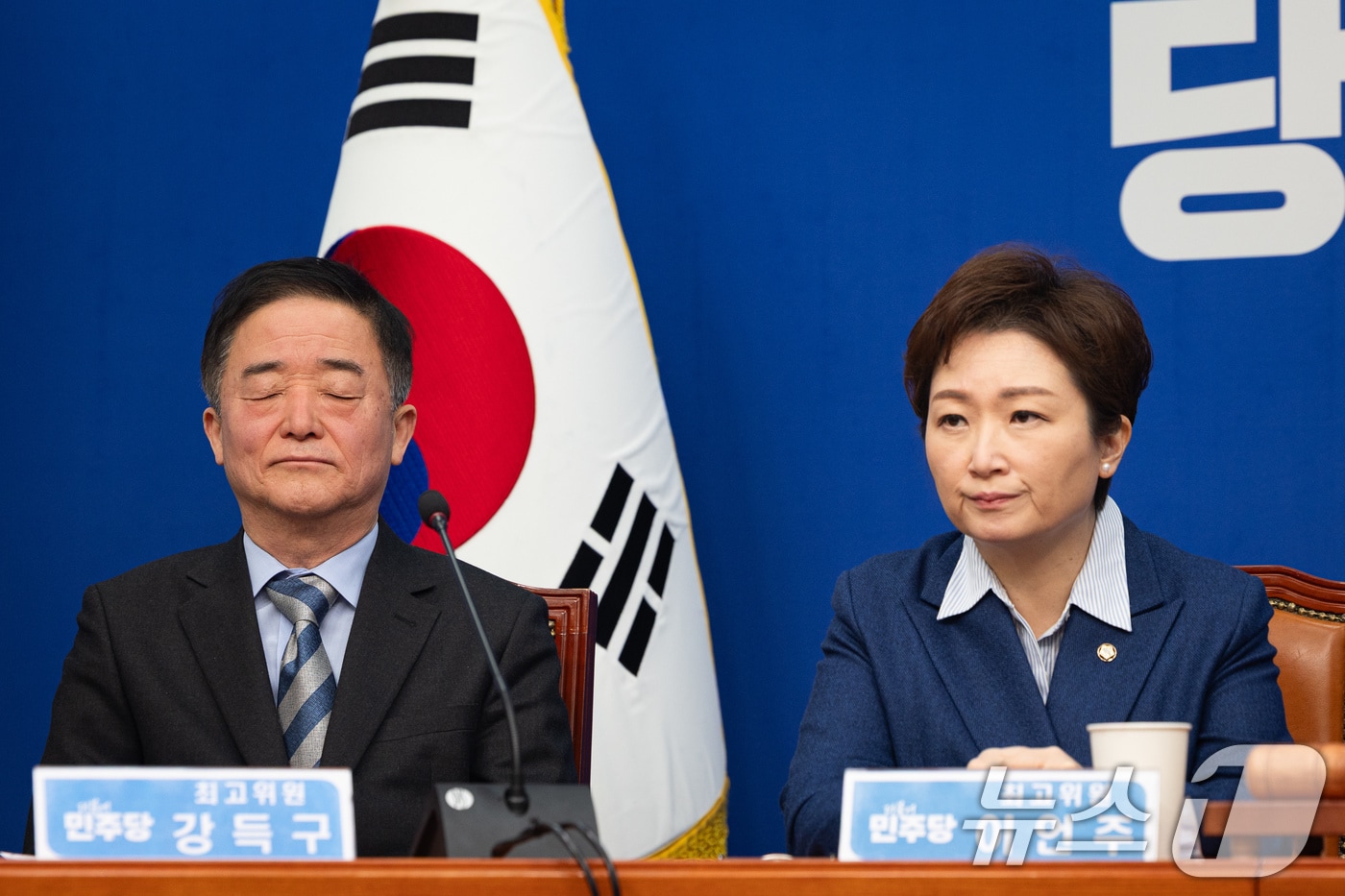 지난 2월 9일 서울 여의도 국회에서 열린 최고위원회의에서 굳은 표정을 짓고 있는 강득구, 이언주 최고위원. 2026.2.9 ⓒ 뉴스1 유승관 기자