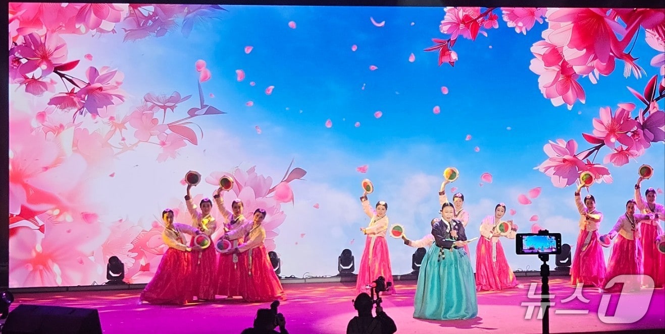 권태경 중국 중앙음악학원 교수가 8일 베이징 민항간부학원에서 개최된 '춘완' 행사에서 공연을 하고 있다.