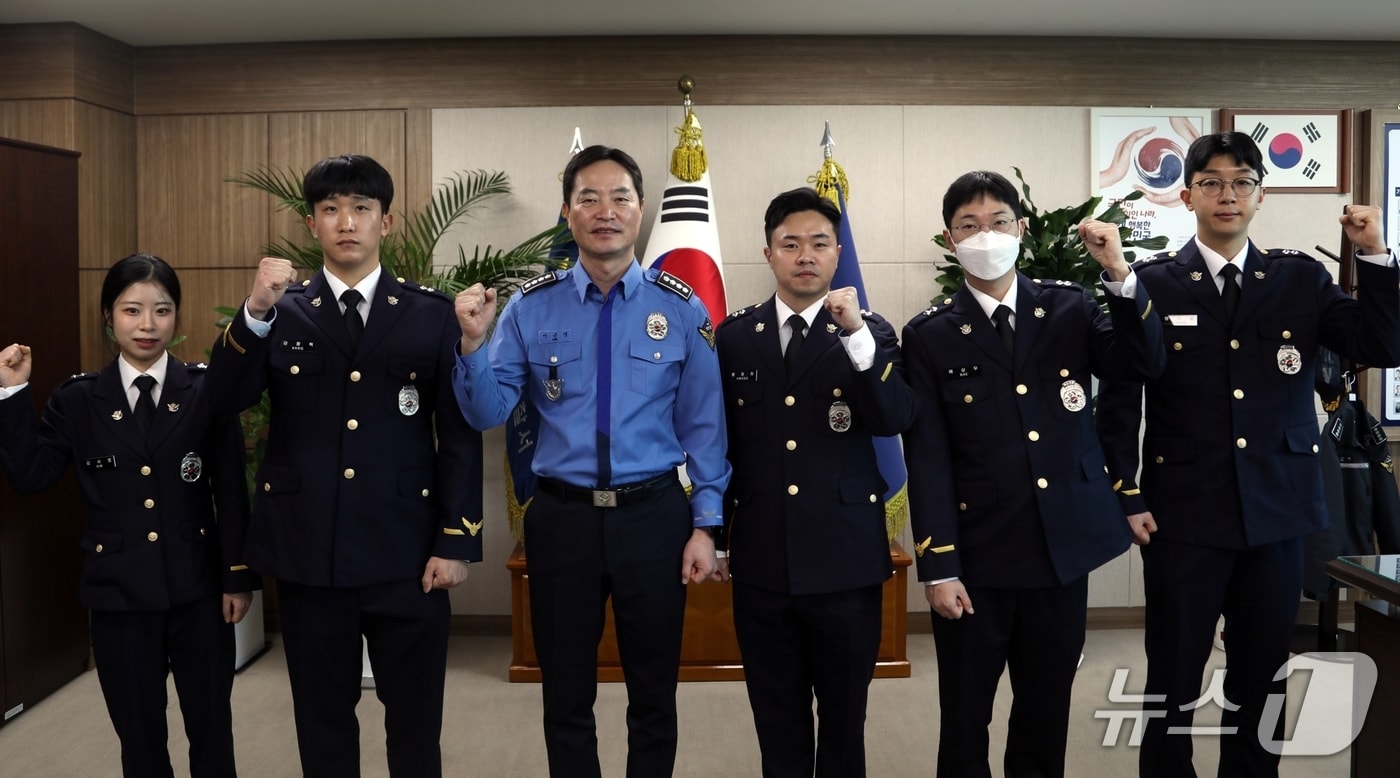 이근영 보령해양경찰서장(왼쪽 세번째)이 신임 경찰관 임용 신고식 후 기념촬영 중인 모습. (보령해경 제공, 재판매 및 DB금지) / 뉴스1 