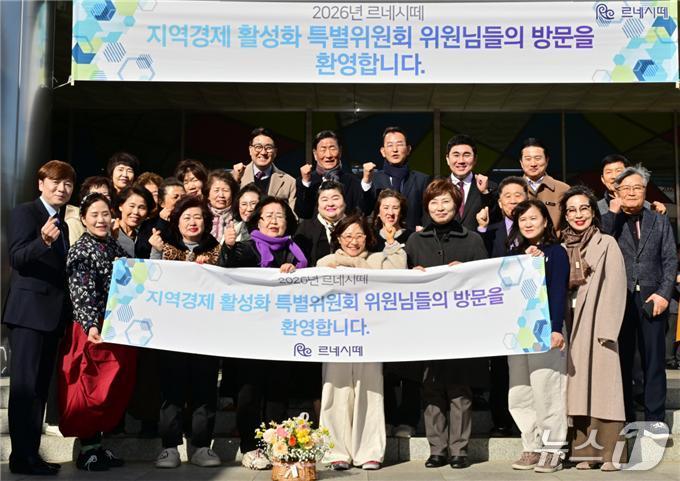 부산시의회 지역경제특위 의원과 르네시떼 상인과 단체 기념사진 (부산시의회 제공. 재판매 및 DB금지)