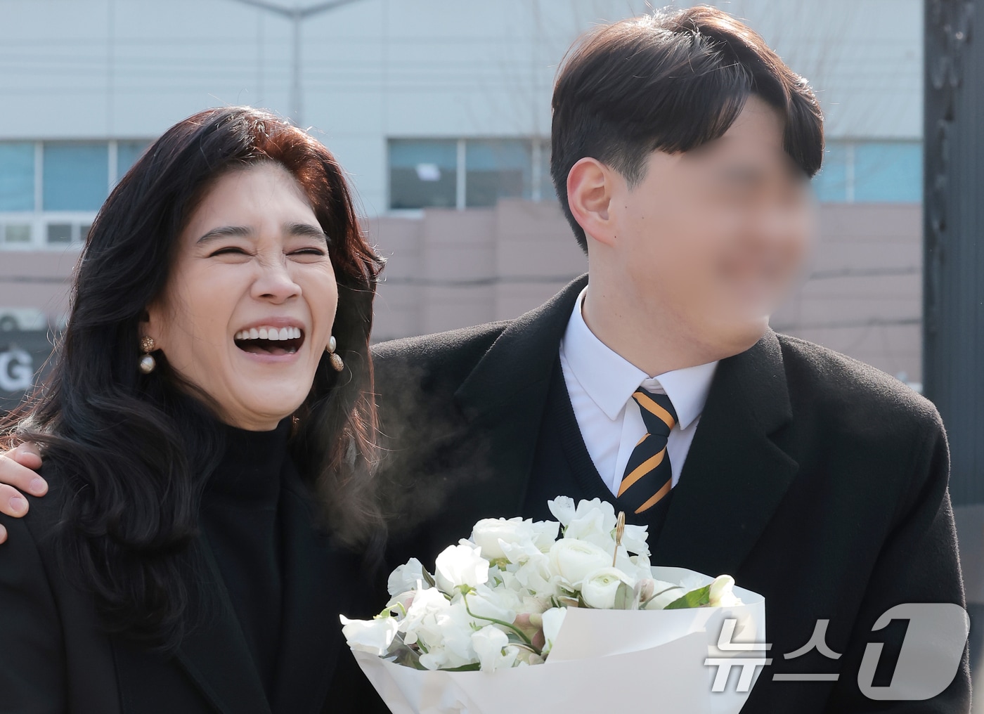 이부진 호텔신라 사장이 9일 서울 강남구 휘문고등학교에서 열린 아들 임동현군의 졸업식에 참석해 기념 촬영을 하고 있다. 2026.2.9 ⓒ 뉴스1 권현진 기자