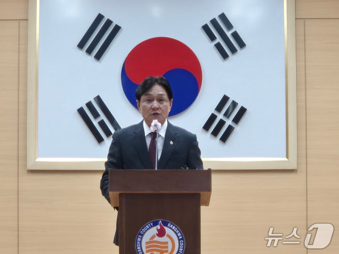 박용철 인천 강화군수가 9일 군청 대강당에서 언론 브리핑을 진행하고 있다/뉴스1