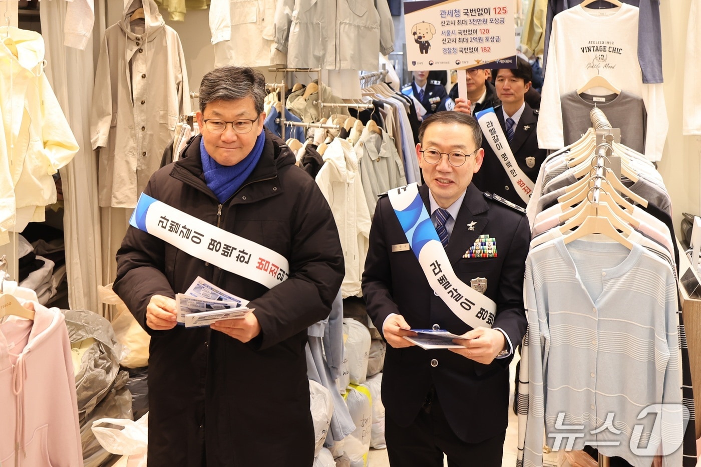 서울 동대문 도매상가에서 '라벨 갈이 근절 캠페인'을 하고 있는 이명구 관세청장(오른쪽). (관세청 제공.재판매 및 DB금지)/뉴스1