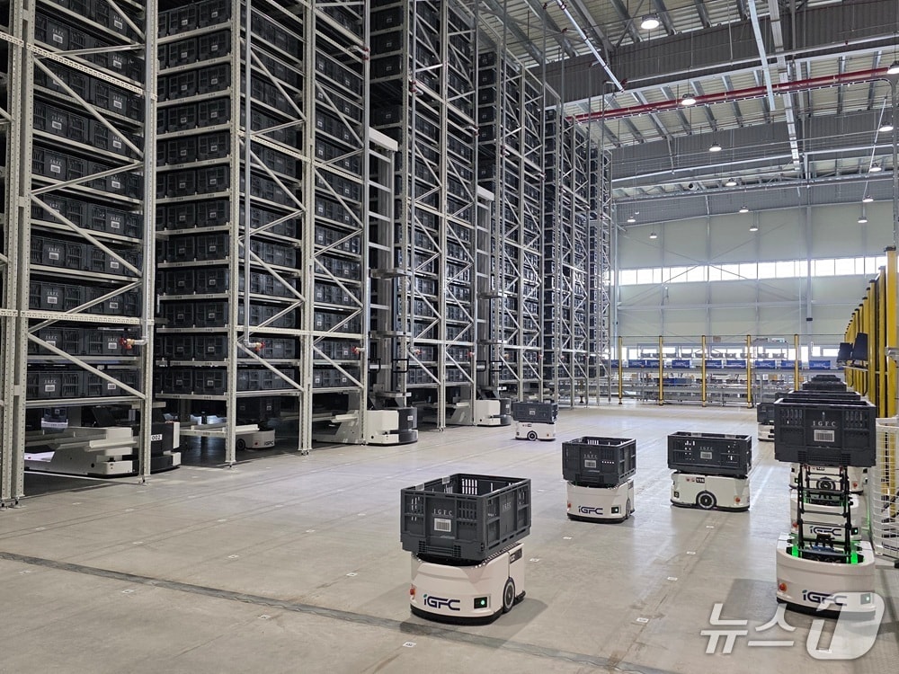 인천항 스마트 물류센터에서 자동이송장비(AMR)를 이용해서 화물을 운반하고 있다.jpg(3.9 MB)