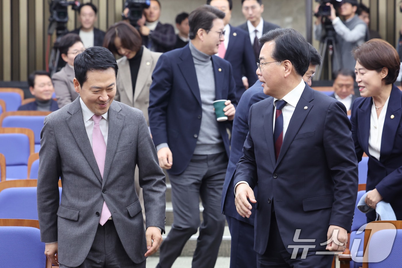 장동혁 국민의힘 대표와 송언석 원내대표가 9일 서울 여의도 국회에서 열린 의원총회에 참석하고 있다. 2026.2.9 ⓒ 뉴스1 신웅수 기자