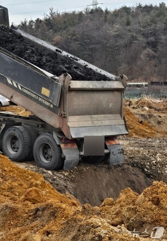 울산 북구 상안동 동산마을의 한 농지에서 대형 덤프트럭이 공사장 폐기물로 추정되는 토사를 땅 속에 성토하고 있는 모습.(울산환경연합 제공. 재판매 및 DB금지)/뉴스1