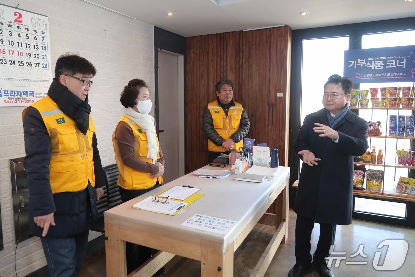 육동한 춘천시장 9일 교동 도시재생공유공간에 마련된 ‘그냥드림’ 시범사업 현장을 찾아 현장 안착 여부를 점검하고 관계들과 이야기를 나누고 있다.(춘천시 제공, 재판매 및 DB금지)