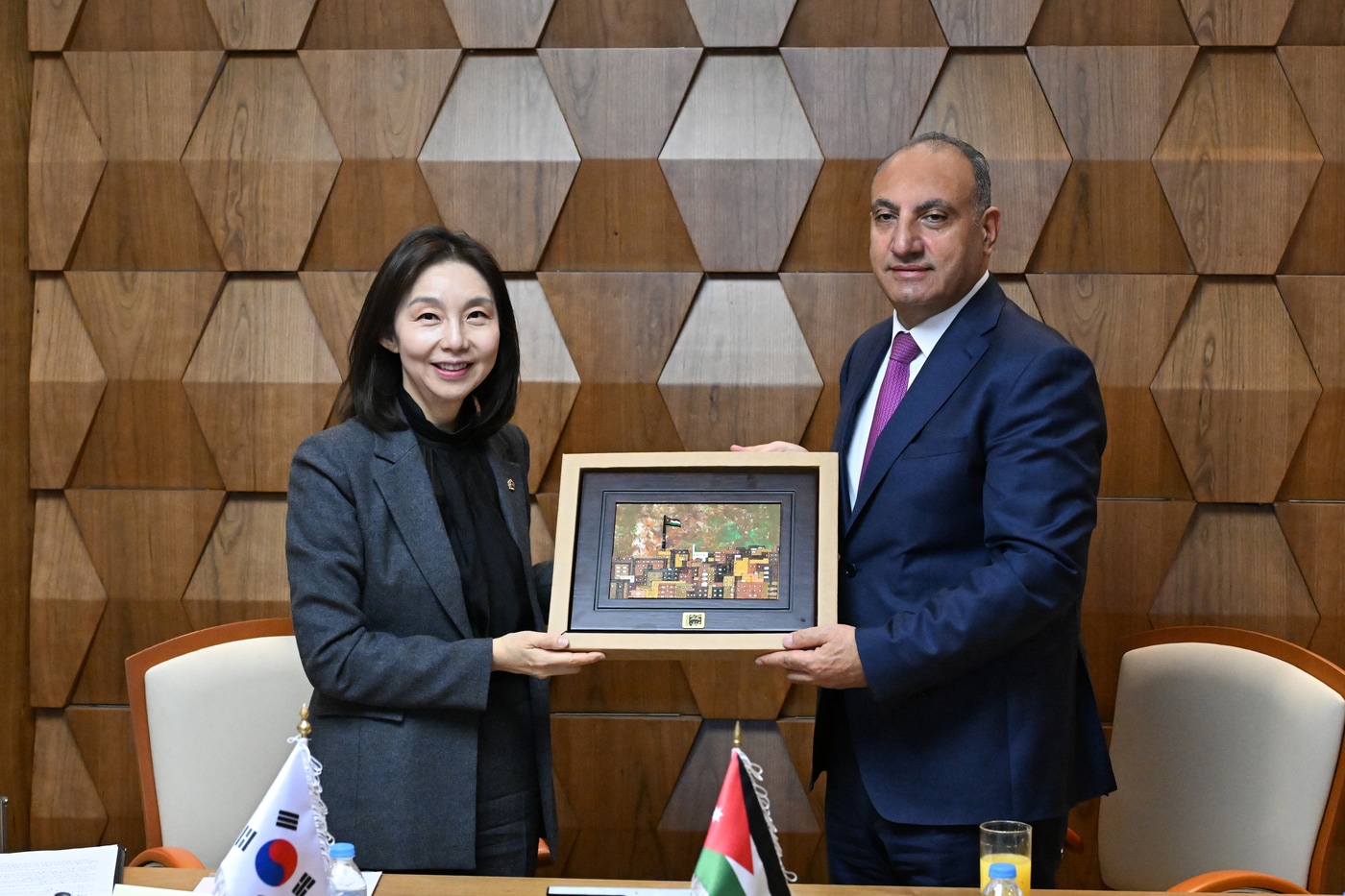 최호정(왼쪽) 서울시의장과 암만시장이 공식 면담 후 기념사진을 촬영하고 있다.(서울시의회 제공)