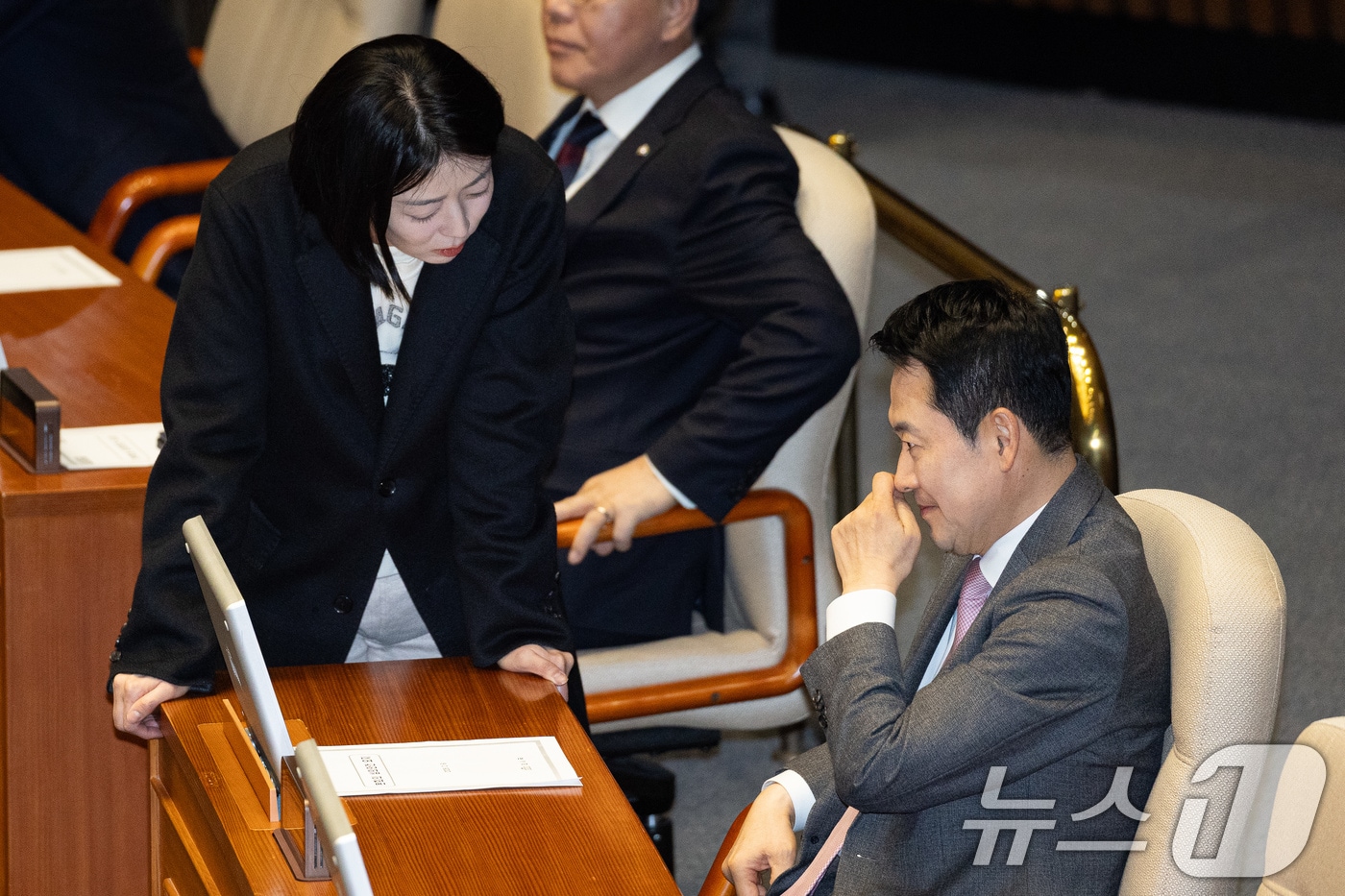 장동혁 국민의힘 대표와 배현진 의원이 9일 서울 여의도 국회에서 열린 제432회 국회(임시회) 제4차 본회의에서 대화하고 있다. 2026.2.9 ⓒ 뉴스1 유승관 기자