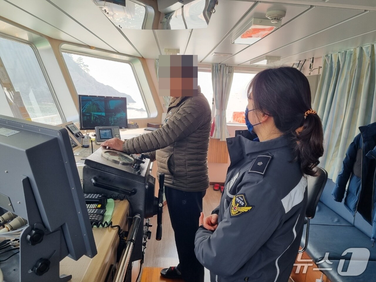 군산해경이 여객선 선장에게 안전운항 당부사항을 전달하고 있다.(군산해경 제공. 재판매 및 DB금지)