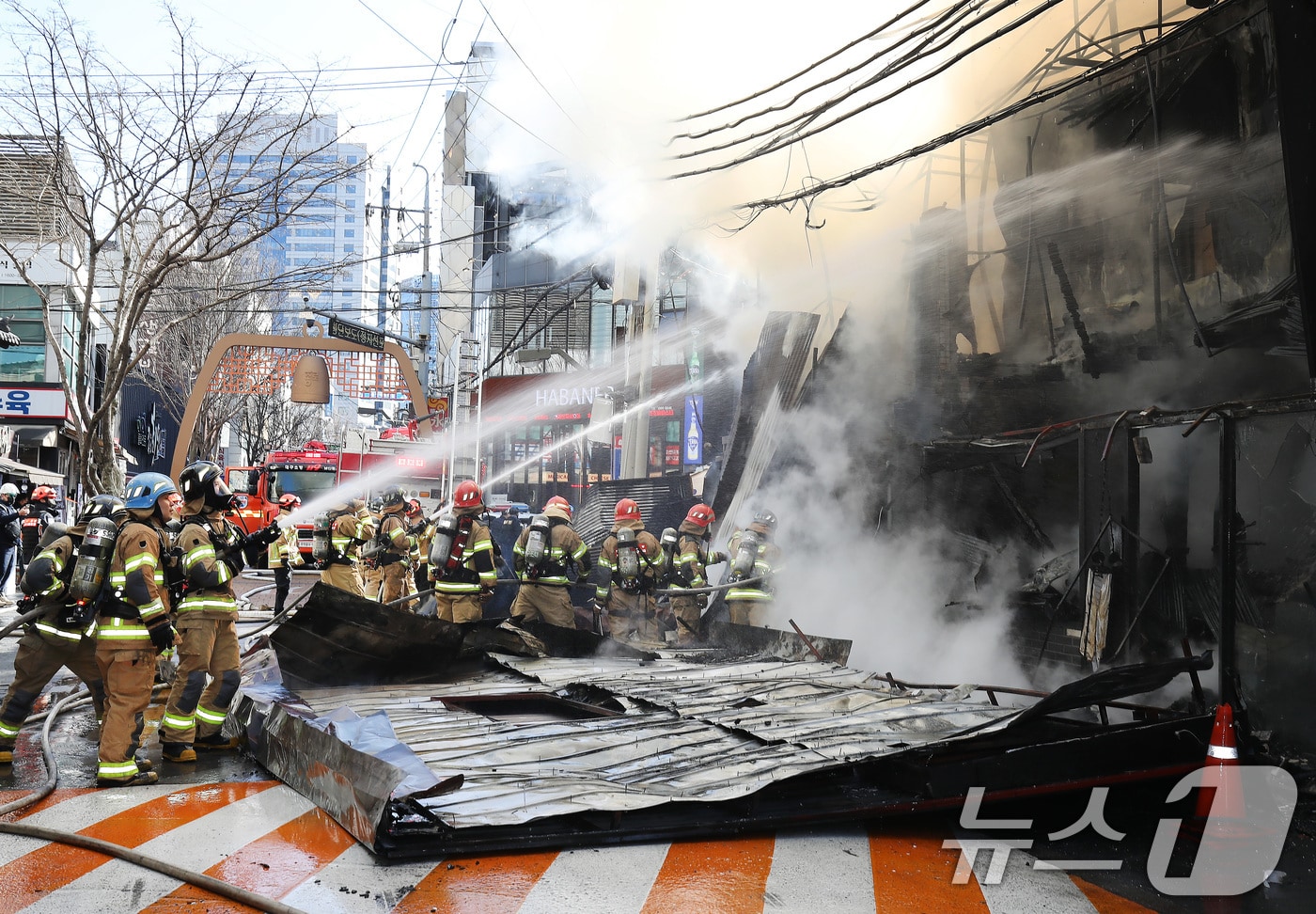 9일 오후 2시쯤 대구 중구 종로의 한 음식점 건물에서 원인을 알 수 없는 불이 나 출동한 소방관들이 화재를 진압하고 있다. 2026.2.9 ⓒ 뉴스1 공정식 기자