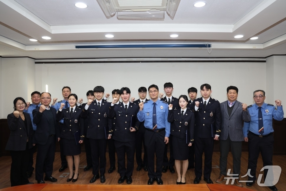 9일 완도해양경찰은 신임 경찰관 12명에 대한 신임 전입식 후 기념사진을 남기고 있다. (완도해경 제공. 재판매 및 DB 금지)