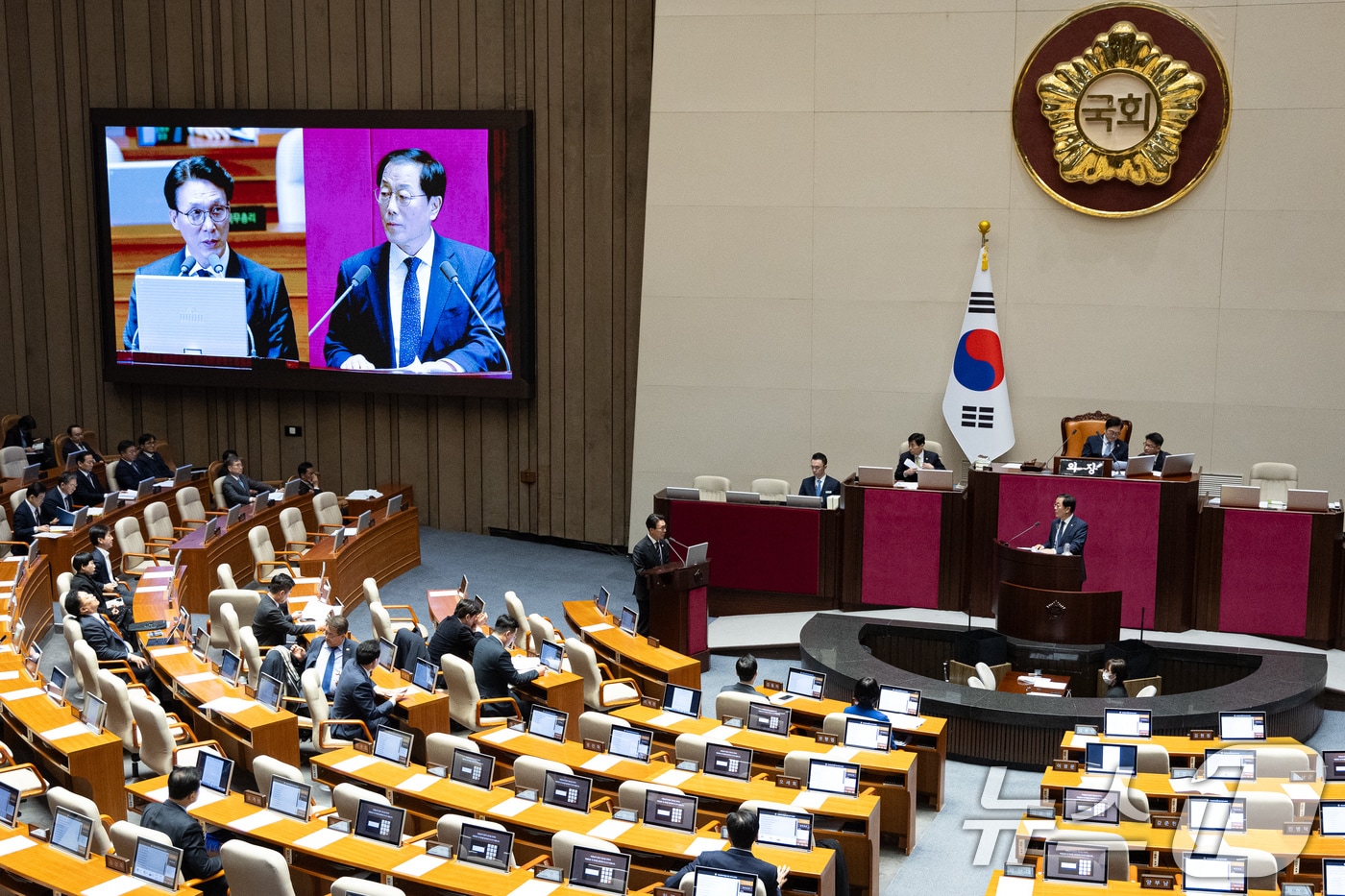 김민석 국무총리가 9일 서울 여의도 국회에서 열린 제432회 국회(임시회) 제4차 본회의에서 윤후덕 더불어민주당 의원의 정치·외교·통일·안보에 관한 질문에 답하고 있다. 2026.2.9 ⓒ 뉴스1 유승관 기자