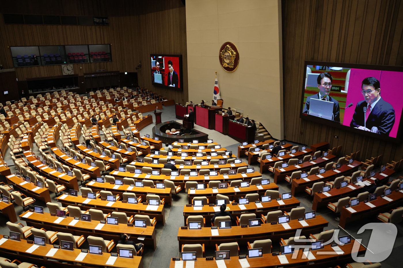 9일 서울 여의도 국회에서 열린 제432회국회(임시회) 제4차 본회의 정치·외교·통일·안보에 관한 대정부 질문에서 김민석 국무총리가 답변하고 있다. 2026.2.9 ⓒ 뉴스1 이승배 기자