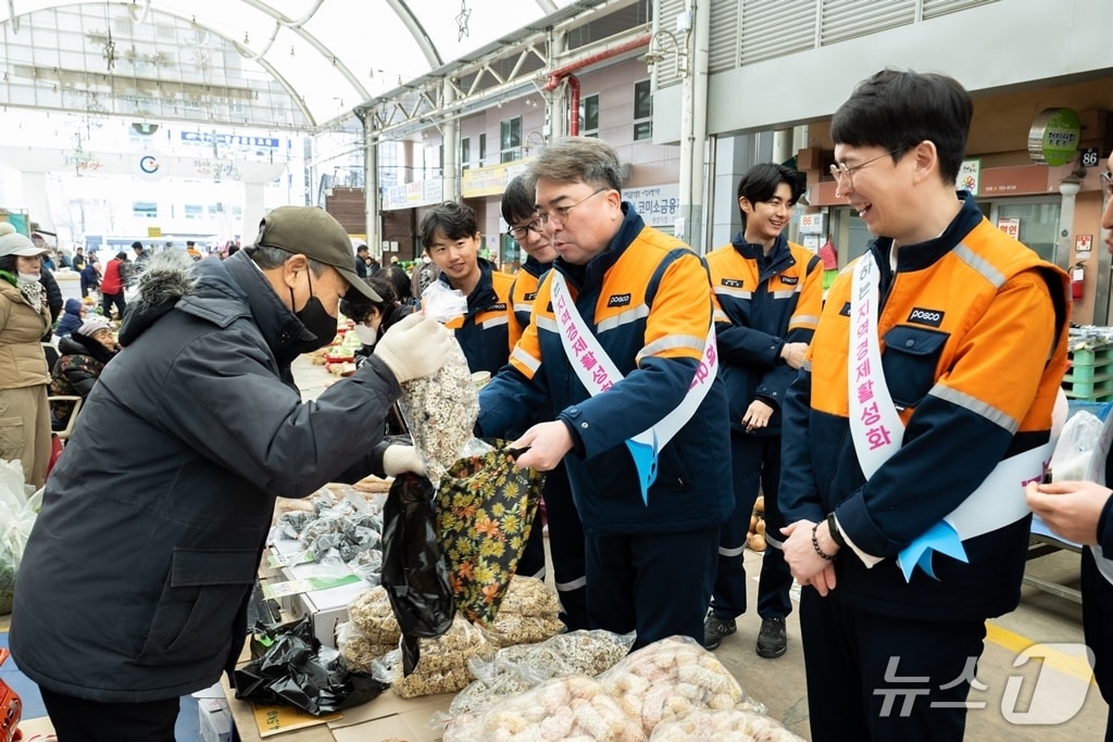 박종일 광양제철소행정부소장(오른쪽 세번째)이 지역 전통시장에서 설 차례상 장보기를 하고 있다(광양제철소 제공)   