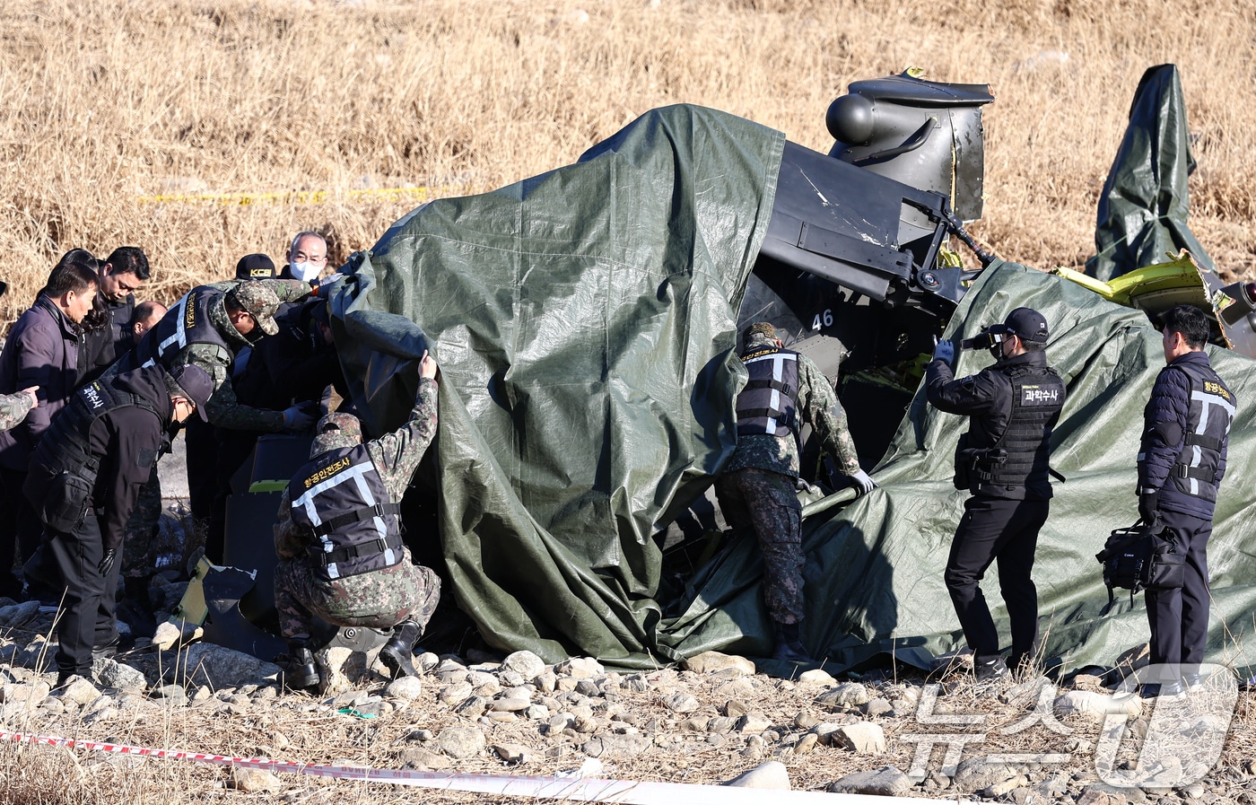 9일 경기 가평군 조정면 현리 군 헬기(코브라 AH-1S)가 추락해 현장에서 관계자들이 사고를 수습하고 있다. 2026.2.9 ⓒ 뉴스1 김도우 기자