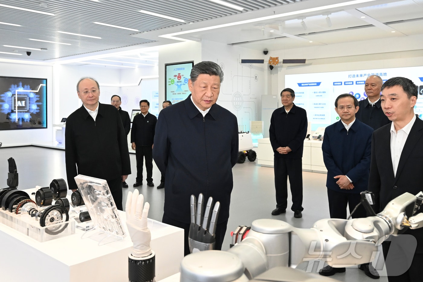 시진핑 중국 국가주석이 9일 오전 베이징 이좡 경제기술개발구에 소재한 IT 응용혁신단지인 '국가신창원(國家信創園)'을 방문해 로봇 기술을 살펴보고 있다. ⓒ 신화=뉴스1