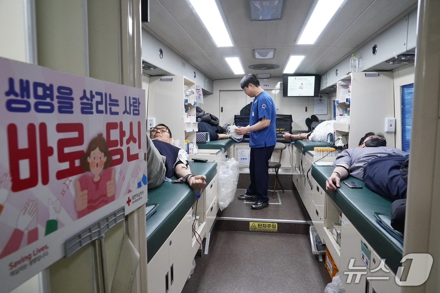산림청 직원들이 헌혈 행사에 참여하고 있다. (산림청 제공.재판매 및 DB금지)/뉴스1
