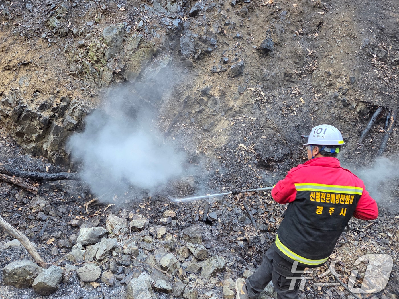 산불잡는 진화대원 모습.(사진은 기사 내용과 무관함) / 뉴스1