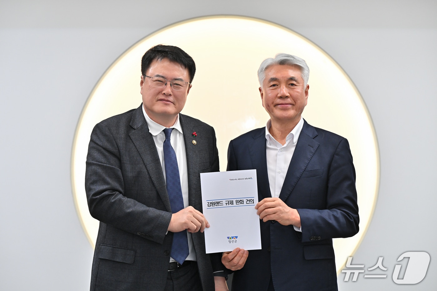 최승준 강원 정선군수(오른쪽)가 9일 문화체육관광부를 방문해 김대현 문화체육관광부 제2차관과 면담을 갖고, 강원랜드 규제 완화와 글로벌 복합리조트로의 도약을 위한 정부 차원의 적극적인 지원을 요청했다. (정선군 제공. 재판매 및 DB금지) 2026.2.9/뉴스1