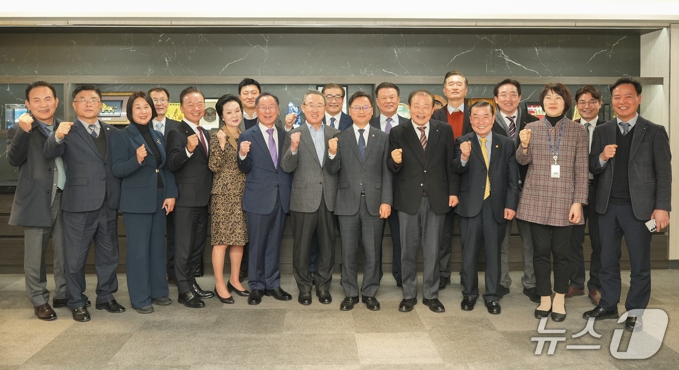 9일 부산상의 회장단이 해양수산부를 예방한 자리에 참석한 양 기관 관계자들이 기념촬영을 하는 모습 (부산상의 제공. 재판매 및 DB금지)