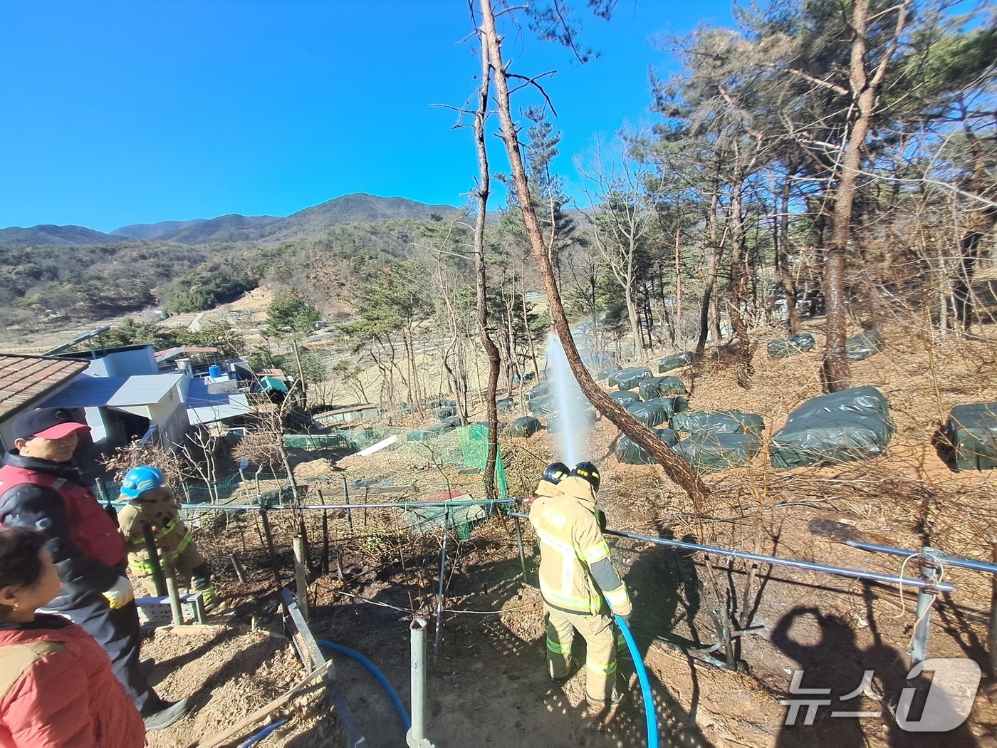 울산소방본부가 9일 울산 울주군 범서읍의 한 야산에 발생한 불을 진압하고 있다.(울산소방본부 제공. 재판매 및 DB금지)/뉴스1