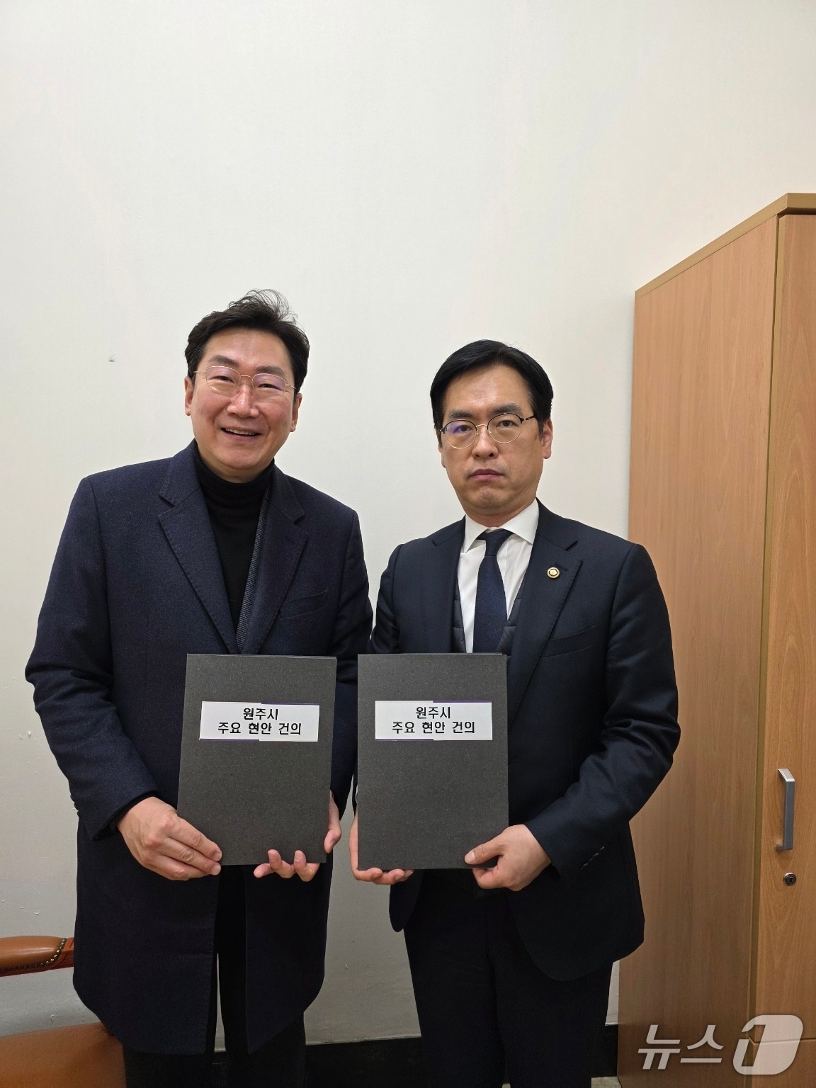 원강수 강원 원주시장이 9일 국회소통관 스마트워크센터에서 김민재 행정안전부 차관을 만나 △광역시가 없는 특별자치도 내 기초자치단체 통합 시 광역통합에 준하는 정부 인센티브 적용 △지방자치법 등 관련 법규 개정의 원활한 추진 등을 건의했다. (원주시 제공. 재판매 및 DB금지) 2026.2.9/뉴스1