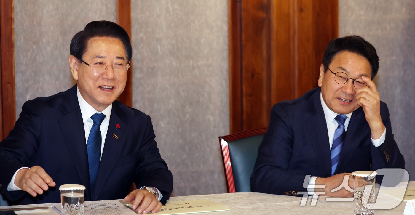 김영록 전남지사와 강기정 광주시장이 9일 서울 종로구 삼청동 총리공관에서 열린 김민석 국무총리와의 전남·광주 행정통합 관련 면담에서 인사를 하고 있다. 2026.2.9 ⓒ 뉴스1 김명섭 기자
