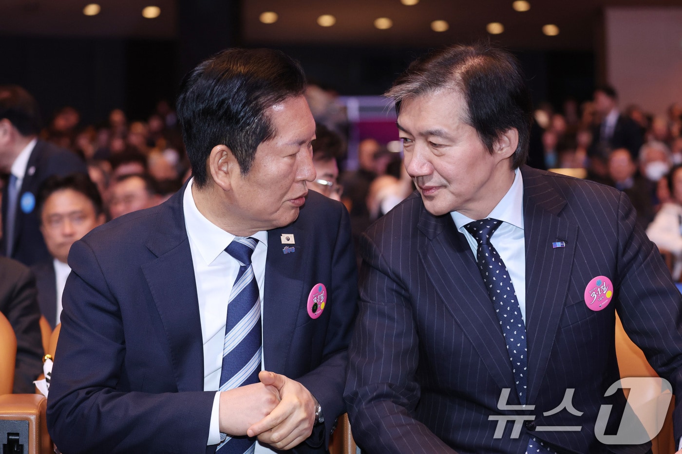 정청래 더불어민주당 대표(왼쪽)와 조국 조국혁신당 대표가 지난 3월 1일 서울 강남구 코엑스에서 열린 제107주년 3·1절 기념식에서 대화를 나누고 있다. 2026.3.1 ⓒ 뉴스1 이재명 기자