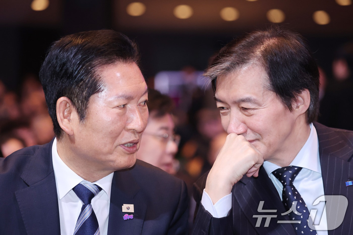 정청래 더불어민주당 대표(왼쪽)와 조국 조국혁신당 대표가 지난 3월 1일 서울 강남구 코엑스에서 열린 제107주년 3·1절 기념식에서 대화를 나누고 있다. 2026.3.1 ⓒ 뉴스1 이재명 기자