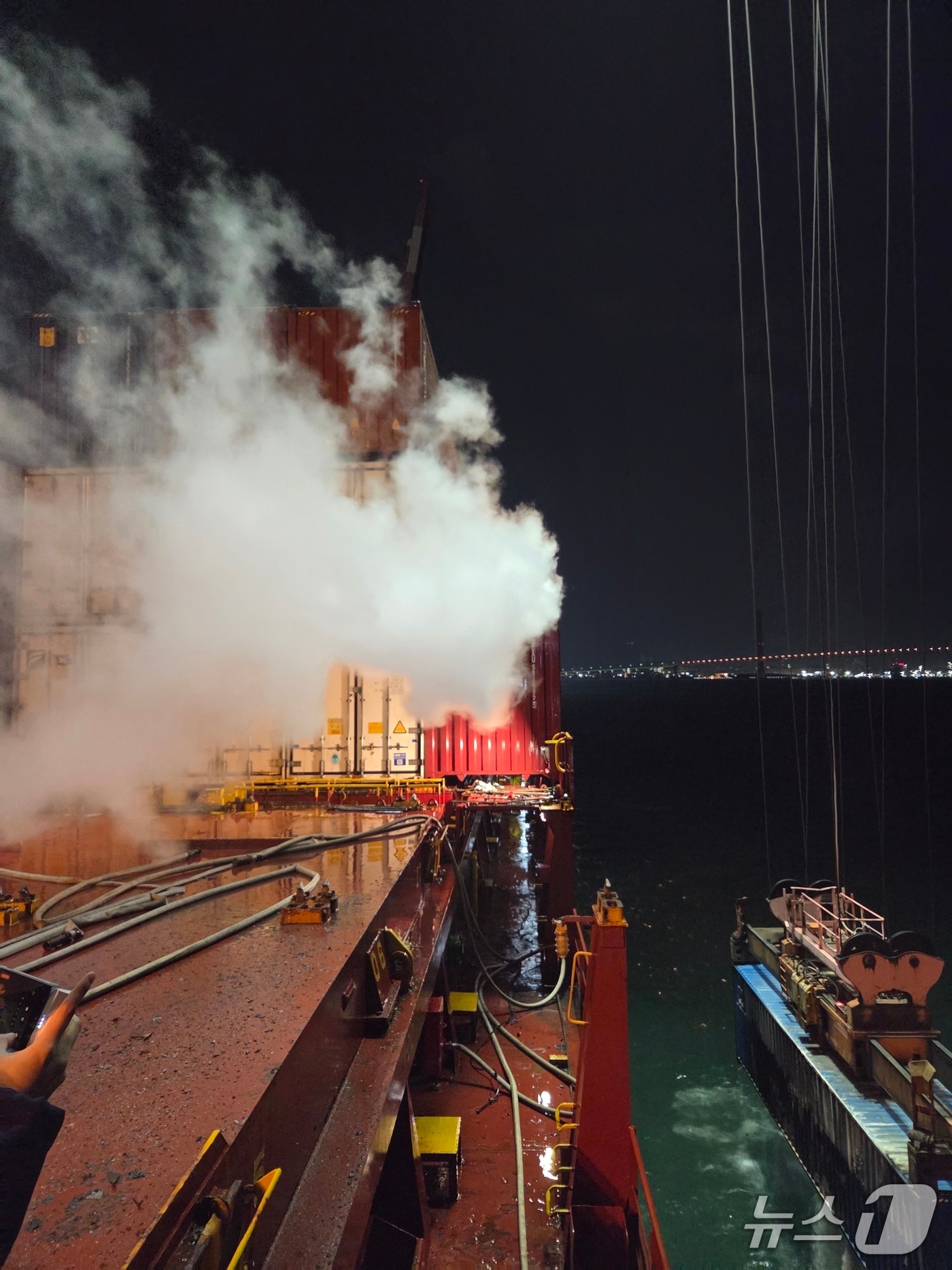 컨테이너선 화재.(전남소방본부 제공. 재판매 및 DB금지) 2026.3.1/뉴스1