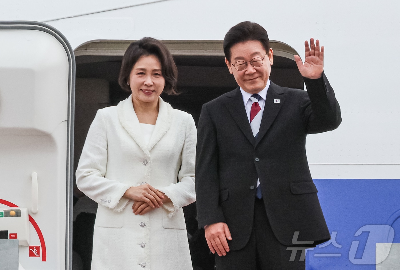 이재명 대통령과 김혜경 여사가 1일 싱가포르와 필리핀 국빈 방문을 위해 경기 성남 서울공항을 통해 출국하며 인사하고 있다. 2026.3.1 ⓒ 뉴스1 허경 기자