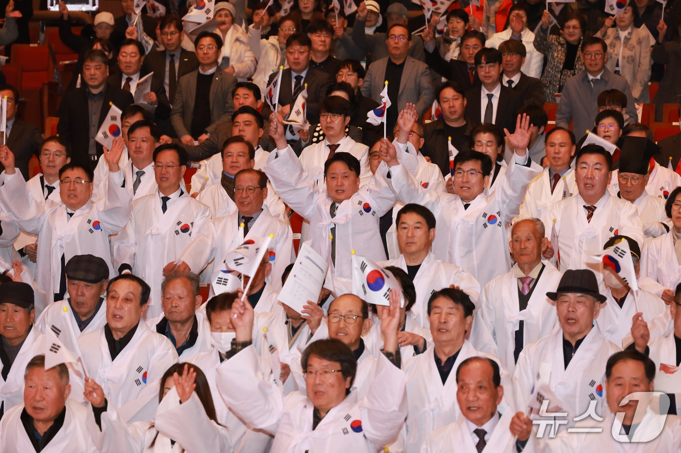 1일 충북도가 주최한 3.1절 기념식에서 참석자들이 만세삼창을 하고 있다.(충북도 제공. 재판매 및 DB금지)