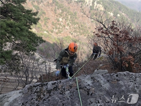 북한산 국립공원에서 국립공원 관계자들이 취약지역에 대한 안전점검을 벌이고 있다. (국립공원공단 제공, 재판매 및 DB금지)