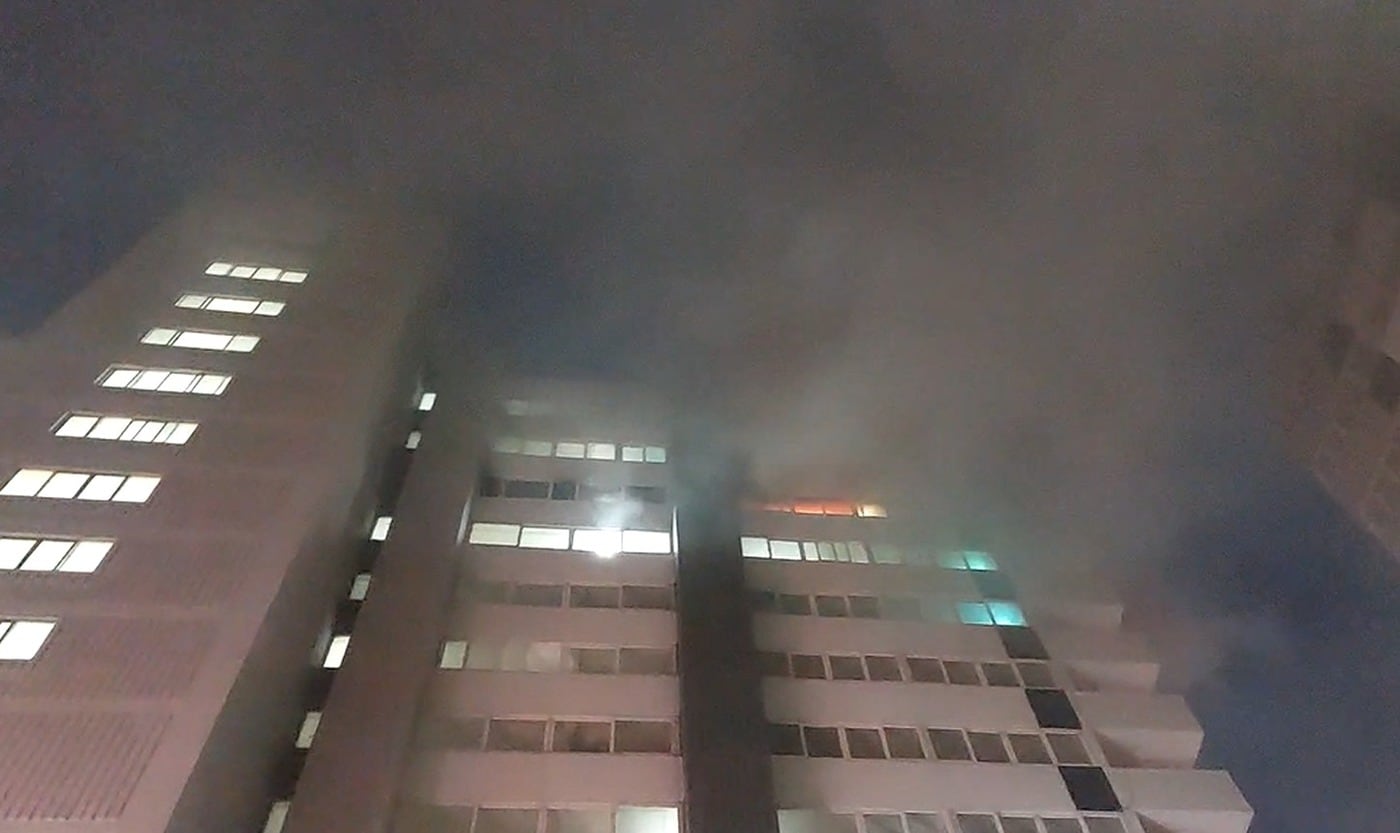 1일 오전 6시 14분쯤 서울 강서구 가양동의 15층짜리 아파트 13층에서 불이 났다./서울 강서소방서 제공.