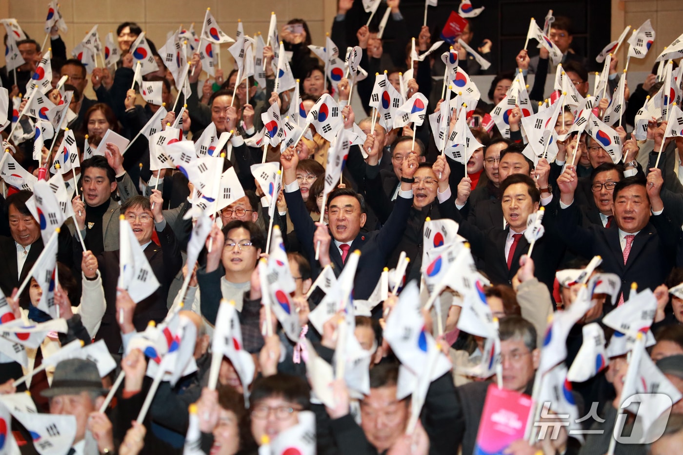 1일 오전 10시 울산문화예술회관 대공연장에서 3·1절 기념식이 열려 김두겸 시장과 독립유공자 유가족, 각계 기관·단체 대표, 시민 등 1500여 명이 만세 삼창을 하고 있다.(제공. 재판매 및 DB금지)/뉴스1