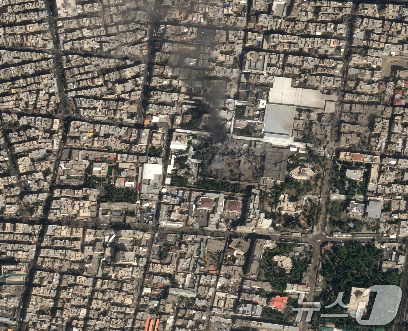 28일(현지시간) 미국과 이스라엘의 이란 공습 이후 이란 테헤란의 하메네이 거처를 촬영한 에어버스 위성사진. 이란 당국은 1일 하메네이 최고지도자와 고위 인사들의 사망을 인정했다. ⓒ 로이터=뉴스1