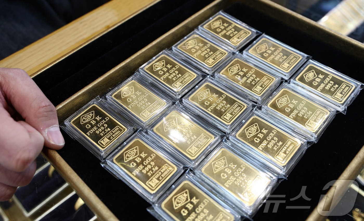 미국·이스라엘의 이란 타격으로 금·은 등 안전자산 선호 심리가 확대되고 있는 1일 서울 시내 금은방에서 직원이 골드바를 정리하고 있다. 2026.3.1 ⓒ 뉴스1 최지환 기자