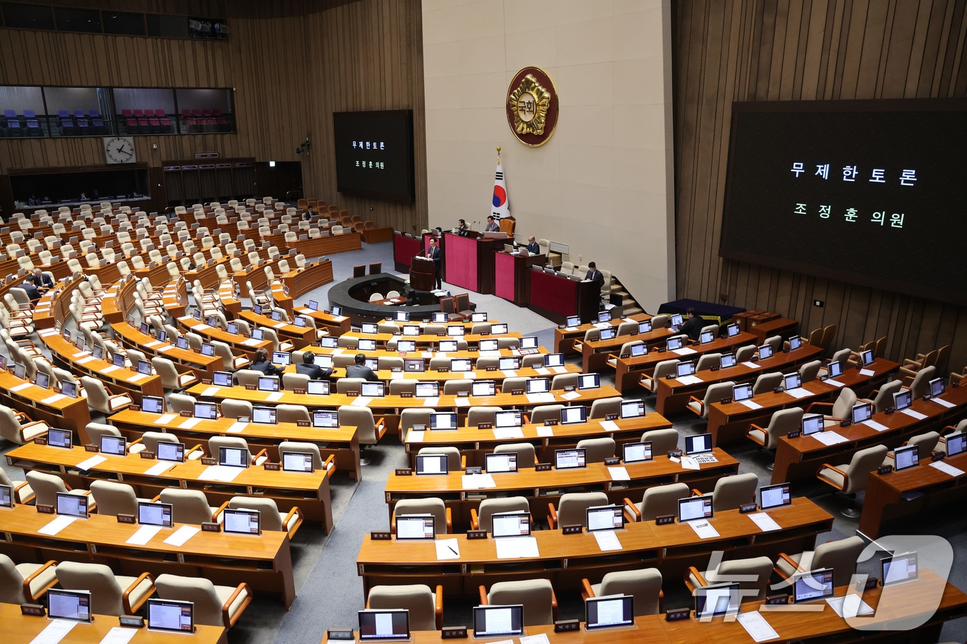 조정훈 국민의힘 의원이 1일 서울 여의도 국회에서 열린 제432회 국회(임시회) 제8차 본회의에서 국민투표법 전부개정법률안(대안) 수정안에 대해 무제한토론(필리버스터)을 하고 있다. (사진은 기사 내용과 무관함) 2026.3.1 ⓒ 뉴스1 신웅수 기자