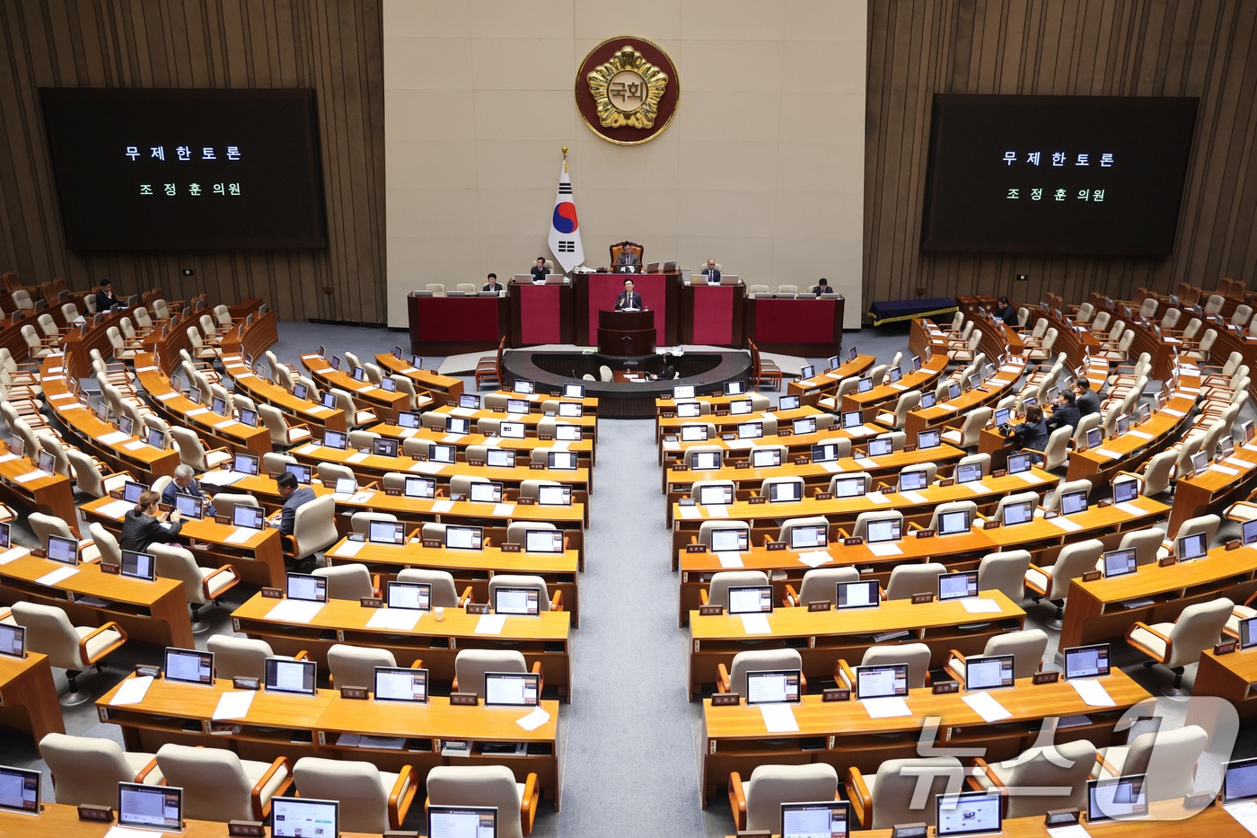 조정훈 국민의힘 의원이 1일 서울 여의도 국회에서 열린 제432회 국회(임시회) 제8차 본회의에서 국민투표법 전부개정법률안(대안) 수정안에 대해 무제한토론(필리버스터)을 하고 있다. 2026.3.1 ⓒ 뉴스1 신웅수 기자