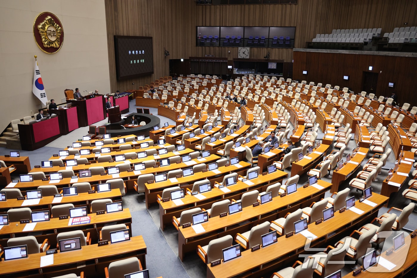 조정훈 국민의힘 의원이 1일 서울 여의도 국회에서 열린 제432회 국회(임시회) 제8차 본회의에서 국민투표법 전부개정법률안(대안) 수정안에 대해 무제한토론(필리버스터)을 하고 있다. (사진은 기사 내용과 무관함) 2026.3.1 ⓒ 뉴스1 신웅수 기자