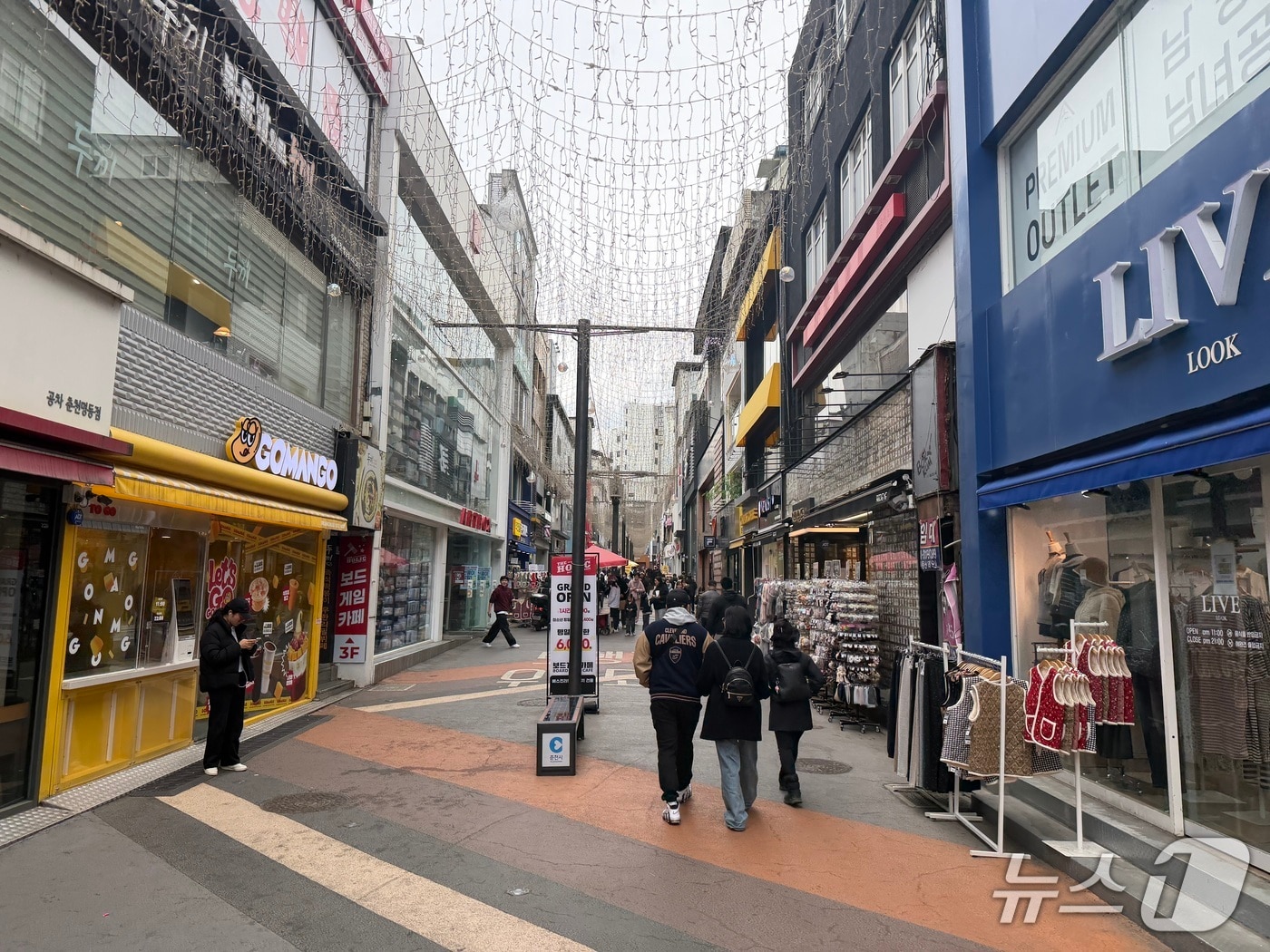 3.1절 연휴 둘째날인 1일 오후 1시 강원 춘천 명동을 찾은 시민들이 발걸음을 옮기고 있다.2026.3.1 한귀섭 기자