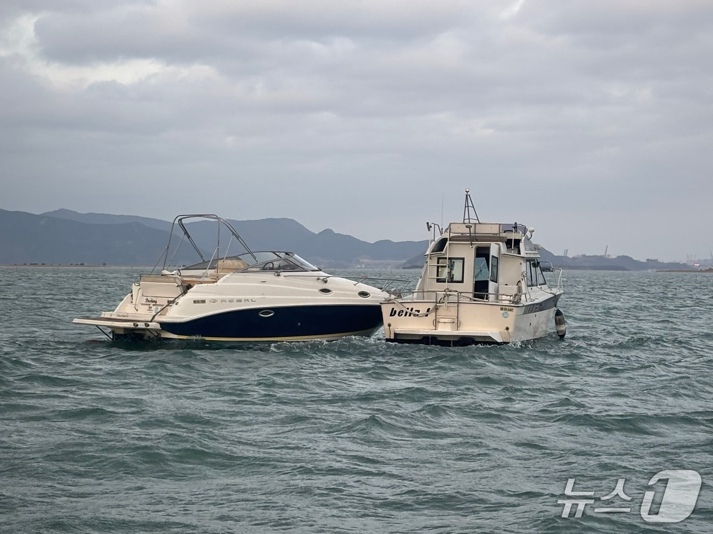 낙동강 하구 모터보트 구조 현장.(부산해경 제공. 재판매 및 DB금지)