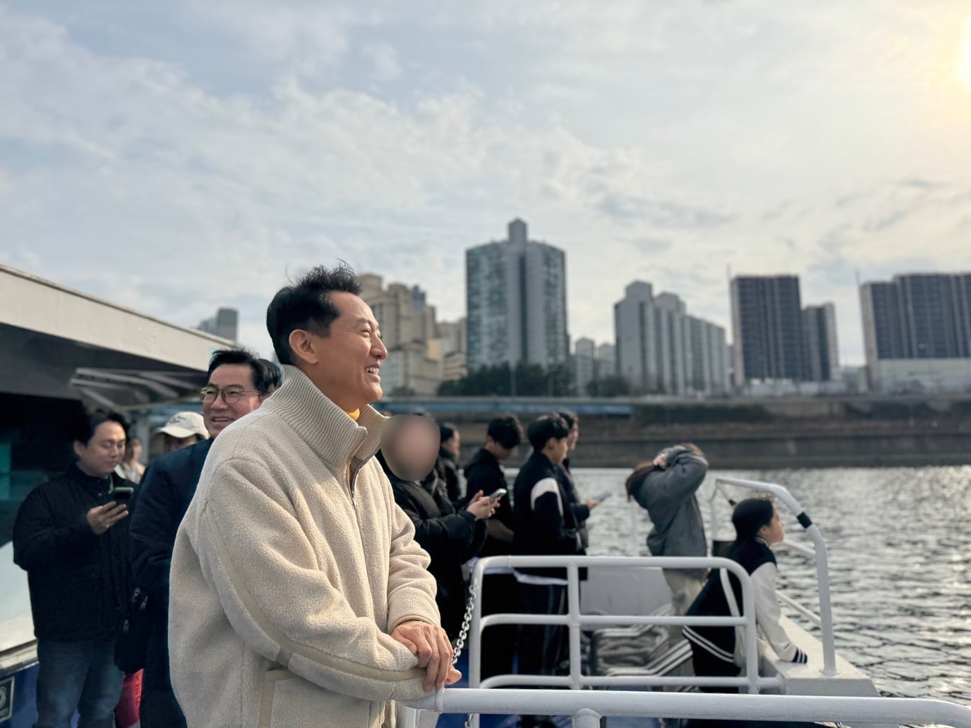 오세훈 서울시장이 1일 재운항을 시작한 한강버스에 탑승해 옥수선착장을 바라보고 있다.(서울시 제공)