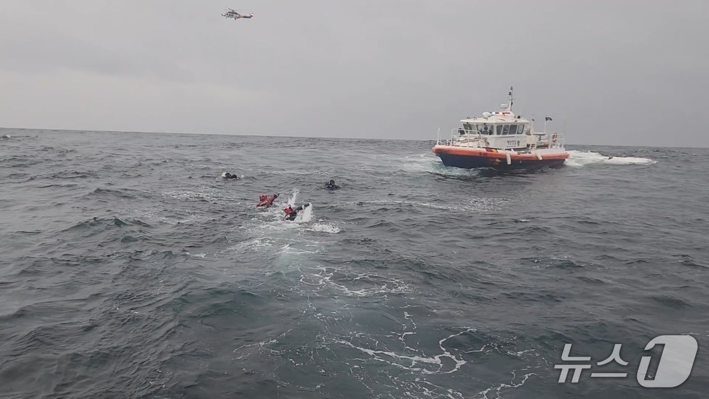 해상에서 표류 중인 3명 구조하는 속초해경.(속초해경 제공, 재판매 및 DB금지)