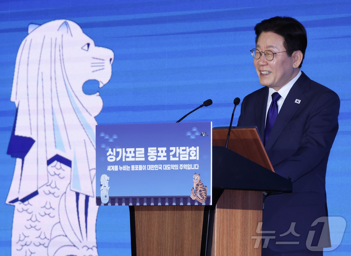 싱가포르를 국빈 방문한 이재명 대통령이 1일 싱가포르 한 호텔에서 열린 동포 만찬 간담회에서 인사말을 하고 있다. 2026.3.1 ⓒ 뉴스1 허경 기자