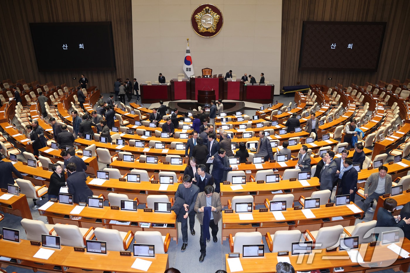 1일 서울 여의도 국회에서 열린 제432회 국회(임시회) 제8차 본회의를 마친 더불어민주당 의원들이 본회의장을 나서고 있다. 2026.3.1 ⓒ 뉴스1 신웅수 기자