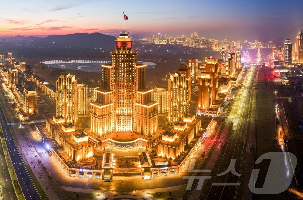 (평양 노동신문=뉴스1) = 북한 노동당 기관지 노동신문은 10일 "지난 2월 16일 평양시 5만 세대 살림집 건설 목표의 초과완수를 온세상에 알리며 화성지구 4단계 1만세대 살림집 준공식을 성대히 진행했다"라고 보도했다. [국내에서만 사용가능. 재배포 금지. DB 금지. For Use Only in the Republic of Korea. Redistribution Prohibited] rodongphoto@news1.kr