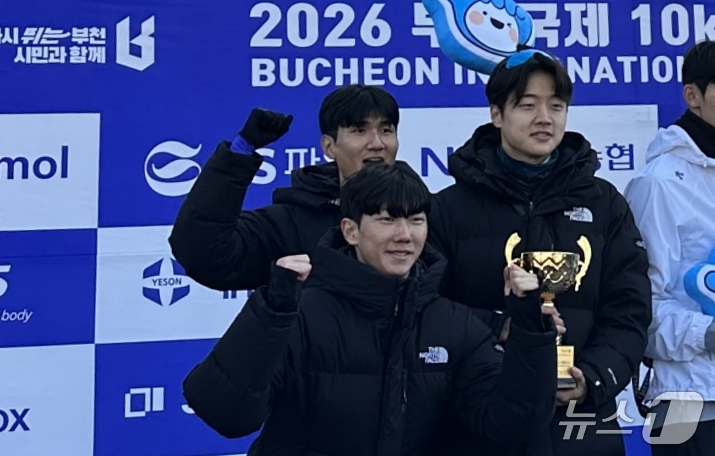 부천 국제 10㎞ 로드 레이스에서 단체전 준우승한 괴산군 선수들.(괴산군 제공. 재판매 및 DB금지)